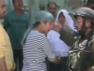 بالفيديو.. مقطع يظهر رعب أطفال من جنود إسرائيليين جاءوا لإعتقالهم .. وشجاعة إمراة تنقذهم