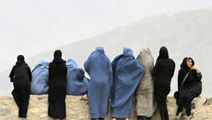 أفغاني يعدم إبنته أمام الجمهور غسلاً لشرف العائلة.. ووفاة طفلة بعمر 4 سنوات بالسكتة القلبية بعد إغتصابها