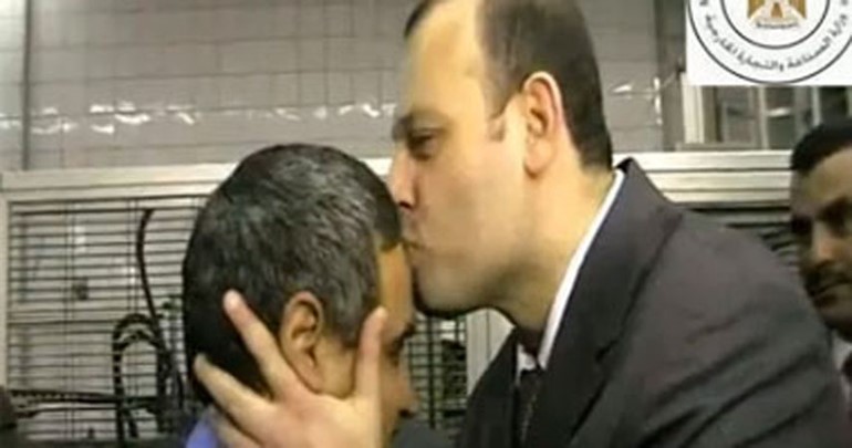 بالفيديو.. وزير الصناعة المصري يقبل جبين عامل تصرف فى ذهب زوجته لينقذ المصنع قبل إفلاسه