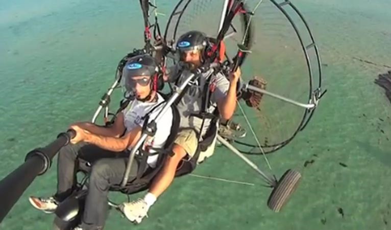 بالفيديو .. في تجربة طيران ممتعة ..كويتيان يصوران "شاليهات الخيران" من الأعلى عبر طائرة شراعية