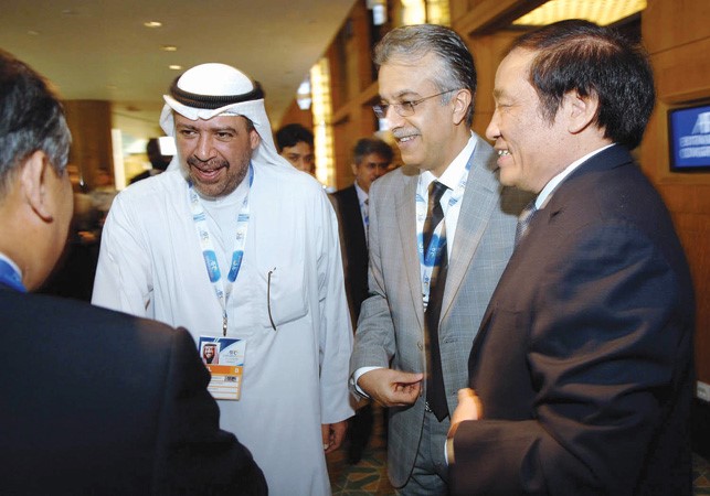 الشيخ احمد الفهد والى جانبه الشيخ سلمان بن ابراهيم الرئيس الجديد للاتحاد الاسيوي