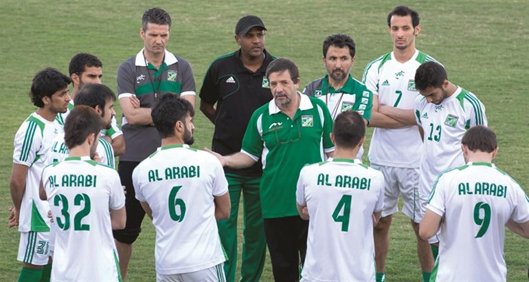 مدرب العربي البرتغاليجوزيه روماو يوجه اللاعبين في التدريب﻿