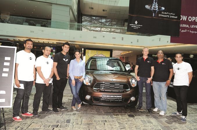 فريق عمل سيارة MINI Paceman خلال الاحتفال