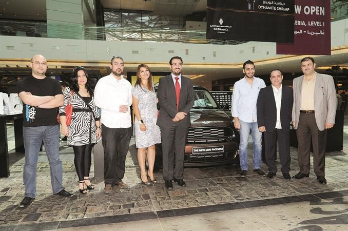 مدير ادارة التسويق والمبيعات الزميل فريد سلوم ومحمد عبدالقادر في لقطة جماعية امام سيارة MINI Paceman قاسم باشا