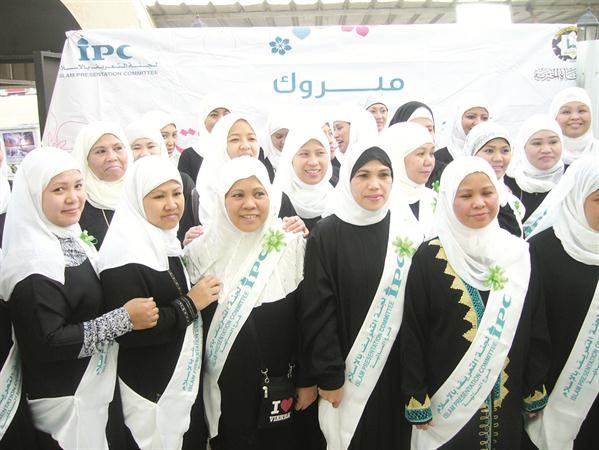 مجموعة من الخريجات﻿