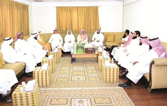 دصالح بن حميد يتوسط اعضاء المبرة﻿