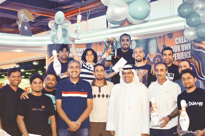 مازن سعد الناهض وعماد احمد العبلاني يتوسطون المشاركين في بطولة الوطني للبولينغ
