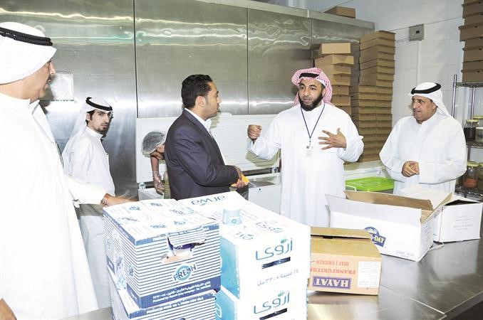 جولة فريق البلدية على احدى الشركات الغذائية في الفروانية﻿