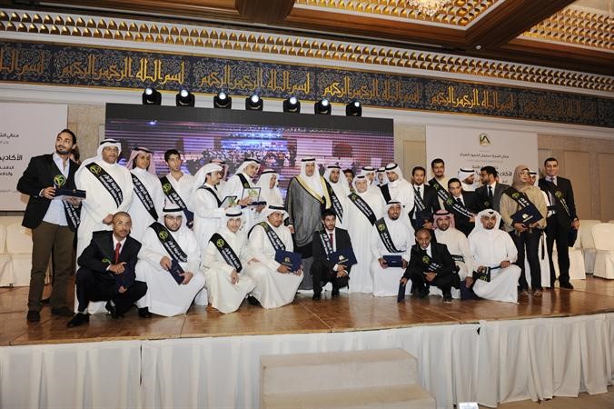 الشيخ سلمان الحمود متوسطا بعض الخريجين المكرمين	 هاني عبد الله﻿
