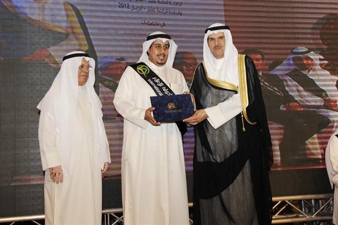 الحمود يكرم احد الطلبة المكرمين﻿