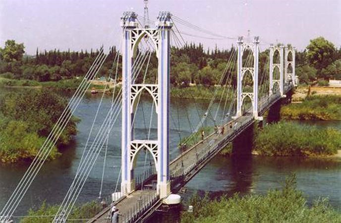 صورة للجسر المعلق قبل التفجير 