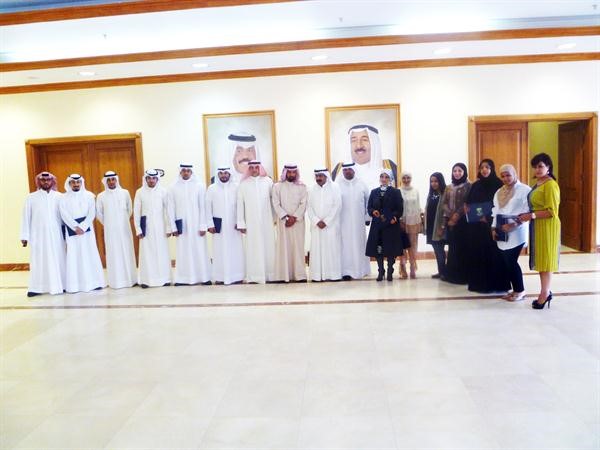 العقيد متقاعد ربيع المطيري متوسطا المشاركين في البرنامج﻿