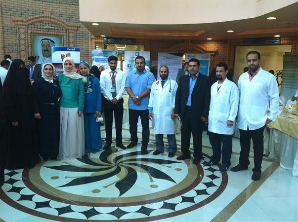 دوفاء الكندري تتوسط فريق العمل في مركز متعب الشلاحي على هامش اليوم التوعوي﻿
