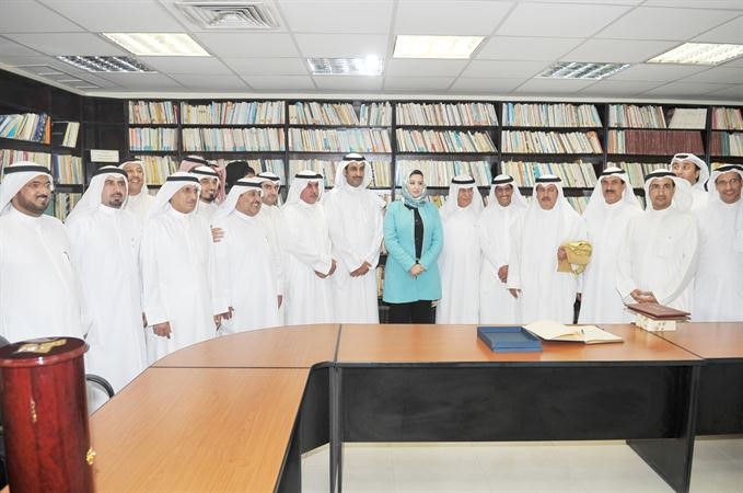 ذكرى الرشيدي وعبد المحسن المطيري مع عدد من النقابيين في المكتبة الثقافية خلال احتفال اتحاد العمال باليوم العالمي للعمال	 اسامة ابو عطية﻿