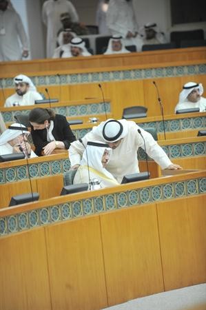 سمو رئيس الوزراء الشيخ جابر المبارك يستمع لحديث الشيخ محمد العبدالله