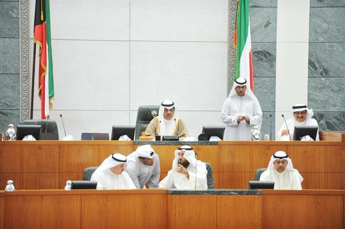 نائب رئيس مجلس الامة مبارك الخرينج مترئسا الجلسة وبجانبه امين السر كامل العوضي وتبدو الامانة العامة متين غوزال