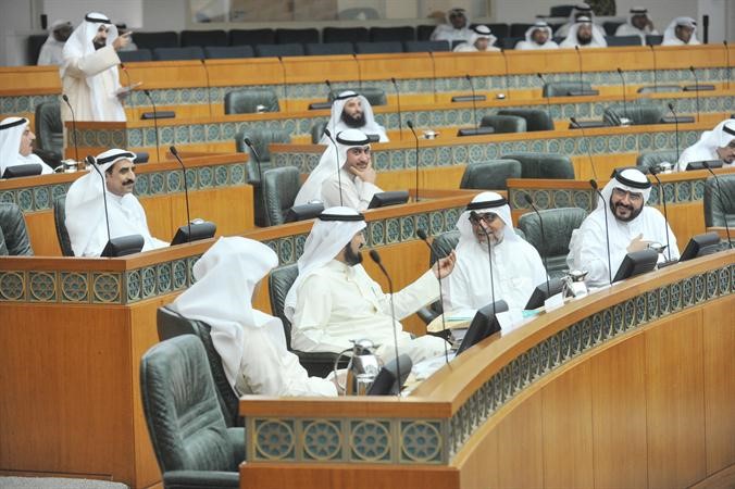 خالد العدوة يمازح سعد البوص وسعدون حماد يبتسم ويبدو مبارك العرف وهاني شمس