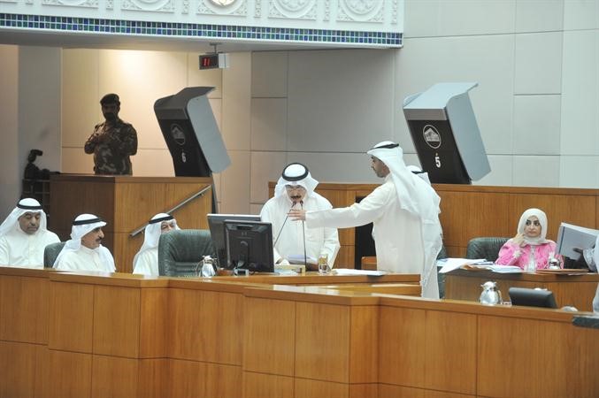 احمد الزبن يشرح للمجلس تفاصيل قضية البطالة والشيخ محمد العبدالله يقرب منه الميكروفون