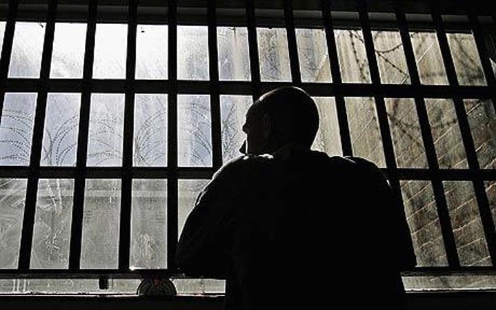 أربع حارسات سجن في أميركا حوامل من سجين واحد 