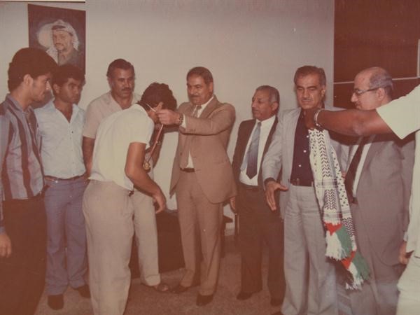 الاستاذ سالم ابولغد يعلق الميدالية للاعب فلسطيني