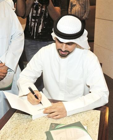 سعود السنعوسي يوقع على روايته للحضور﻿