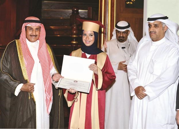 الشيخ دابراهيم الدعيج مكرما احدى المتفوقات﻿