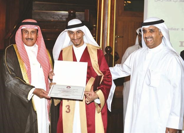 احد المتفوقين يتسلم تكريمه﻿