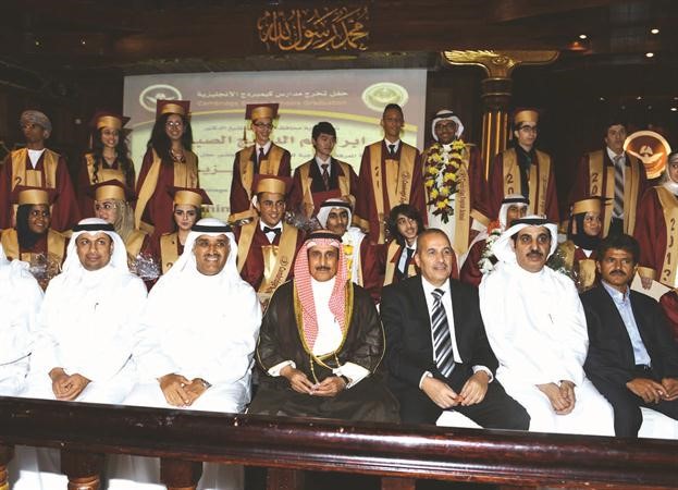 الشيخ دابراهيم الدعيج وادارة المدرسة مع كوكبة من المتفوقين والمتفوقات﻿