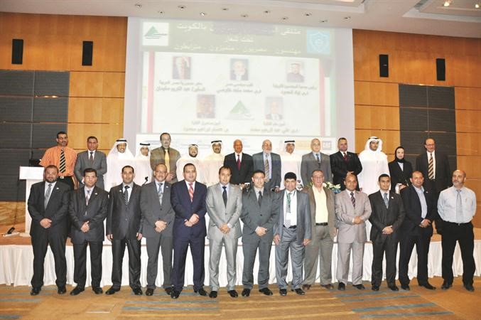 عبد الكريم سليمان متوسطا ممثلي المهندسين الكويتيين والمصريين﻿