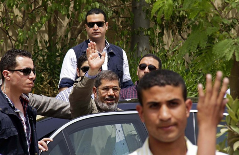 الرئيس د محمد مرسي ملوحا بيديه عقب ادائه صلاة الجمعة بالقاهرة امس اپ