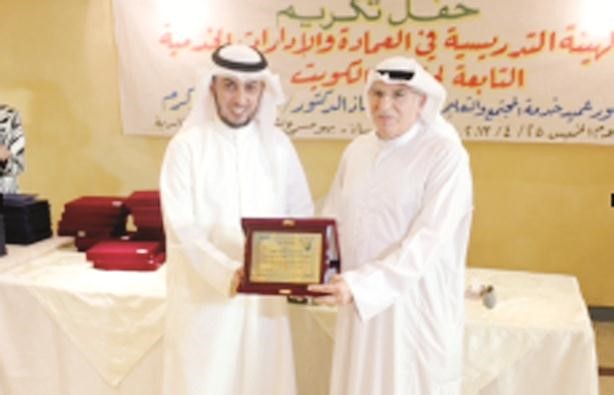 دابراهيم كرم يسلم الدرع التذكارية لعبد الرحمن الجاسر