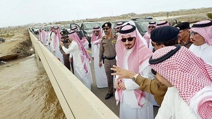 امير منطقة عسير يتفقد موقع انهيار السد﻿