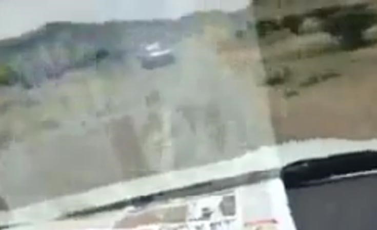 بالفيديو ... سعودي استبد به الطرب أثناء القيادة فكانت النتيجة حادثاً مروعاً