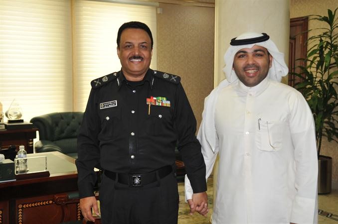 وكيل وزارة الداخلية اللواء عيد ابوصليب مع الزميل هاني الظفيري