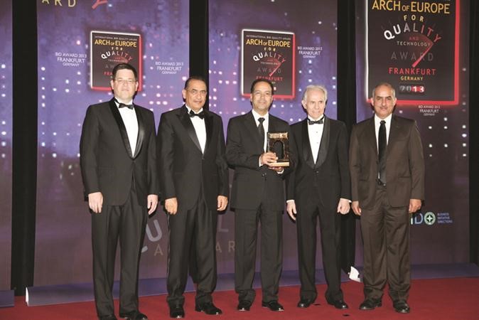 فهد العجمي متسلما الجائزة مع بخيت الرشيدي ومحمد منصور العجمي