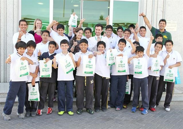 لقطة لطلاب مدرسة الابداع الاميركية خلال زيارتهم لـ التجاري 