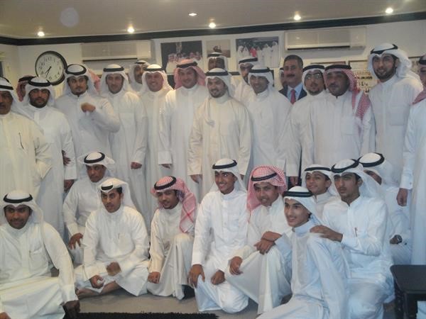 الشيخ خالد الاحمد والعميد نادر الخشاب وعبد الله السلمان والسالم مع اسرة الموقع