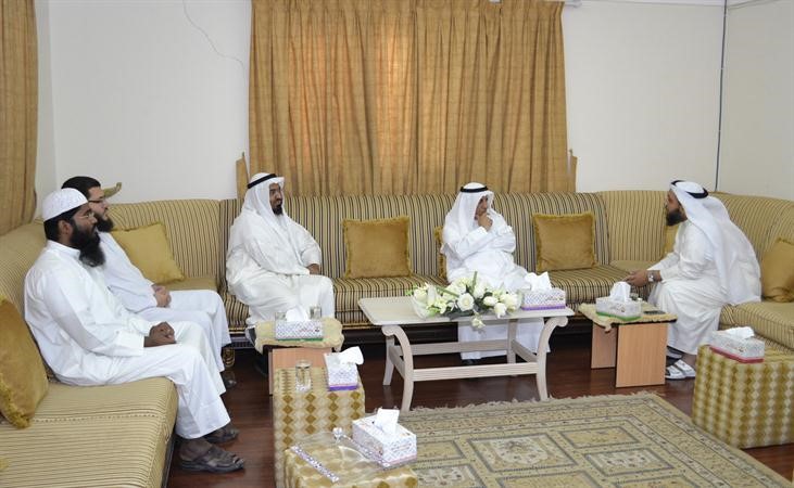 المزيني مستقبلا دعبدالله المحارب بديوانية الال والاصحاب بحضور الشيخ علي التميمي وعدد من باحثي المبرة