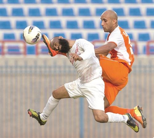 مهاجم كاظمة فهد الفهد يحصل على الكرة من امام لاعب الصليبخات محمد فهاد الازرقكوم