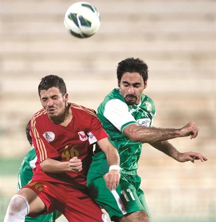 مهاجم العربي حسين الموسوي يحول الكرة براسه