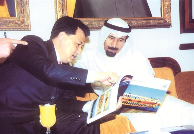 الشيخ علي الجابر يطلع على كتيب عن مشاريع نينغشيا
