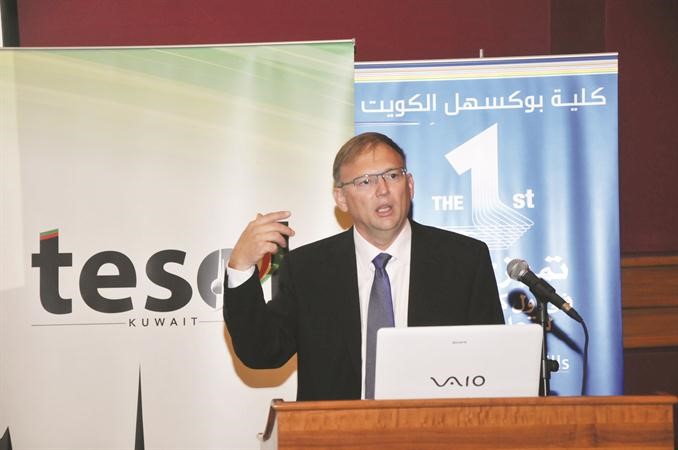 احد الاساتذة خلال مداخلته﻿