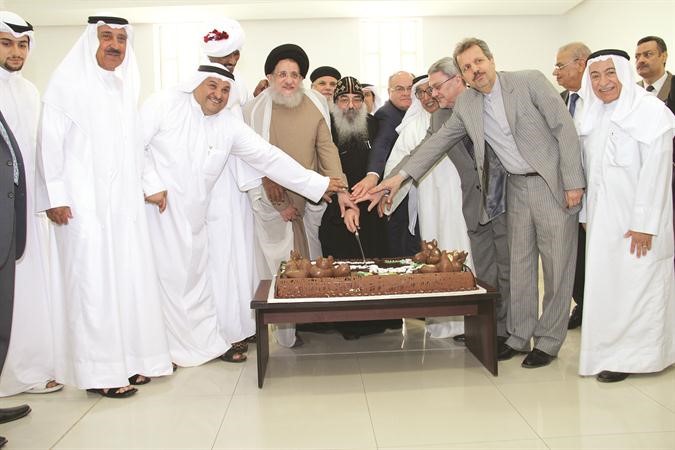 مجموعة من الديبلوماسيين والسيد المهري والقس عمانويل غريب يقطعون كيكة الاحتفال