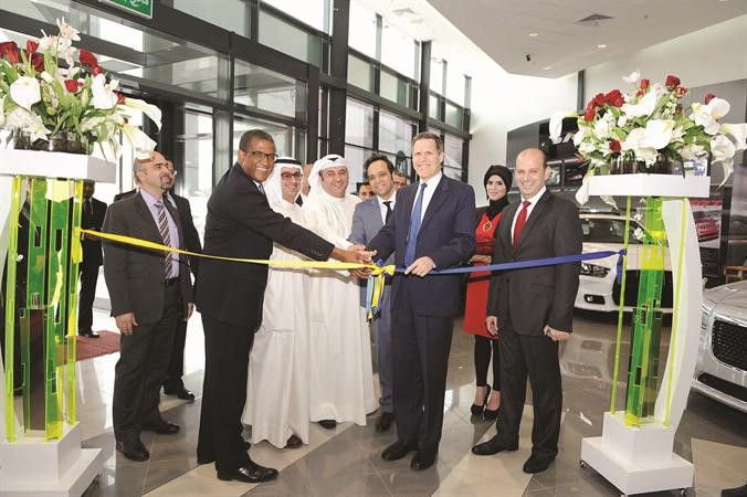 السفير الاميركي ماثيو تولر يقص شريط افتتاح المبنى الجديد لشركة الملا وبهبهاني للسيارات