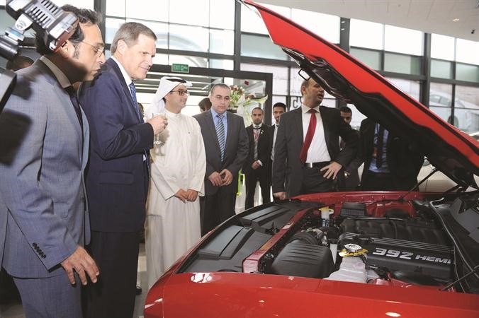 السفير الاميركي ماثيو تولر يتفقد محرك دودچ تشالنجر