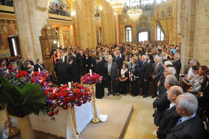 قداس عيد الفصح وسط بيروت امس لدى الطوائف المسيحية التي تتبع التقويم الشرقي محمود الطويل 
