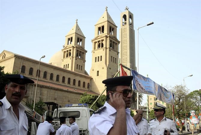 افراد من الشرطة المصرية خلال حماية قداس الفصح صباح امس ﻿