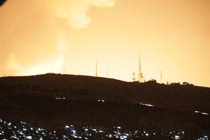 صورة بثها ناشطون لاحد الانفجارات الهائلة التي وقعت في جبل قاسيون امس الاول ﻿