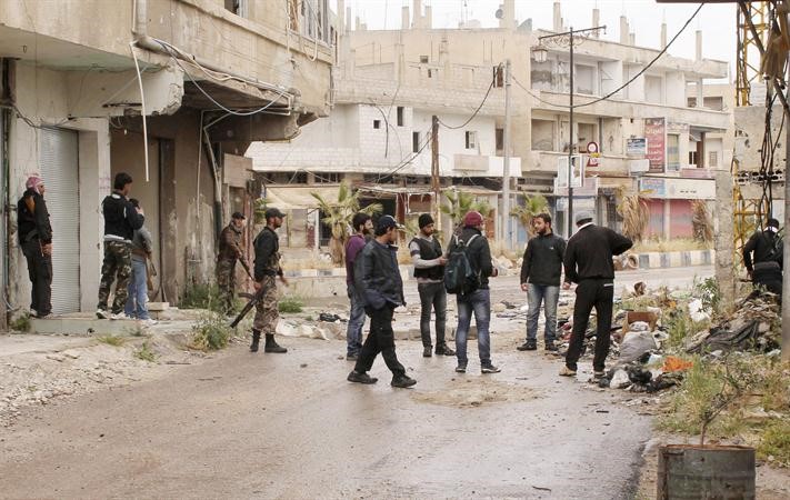 مجموعة من الجيش السوري الحر يتجولون في شوارع درعا رويترز﻿