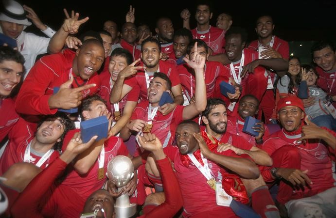 لاعبو لخويا يحتفلون بالحصول على كاس ولي عهد قطر رويترز